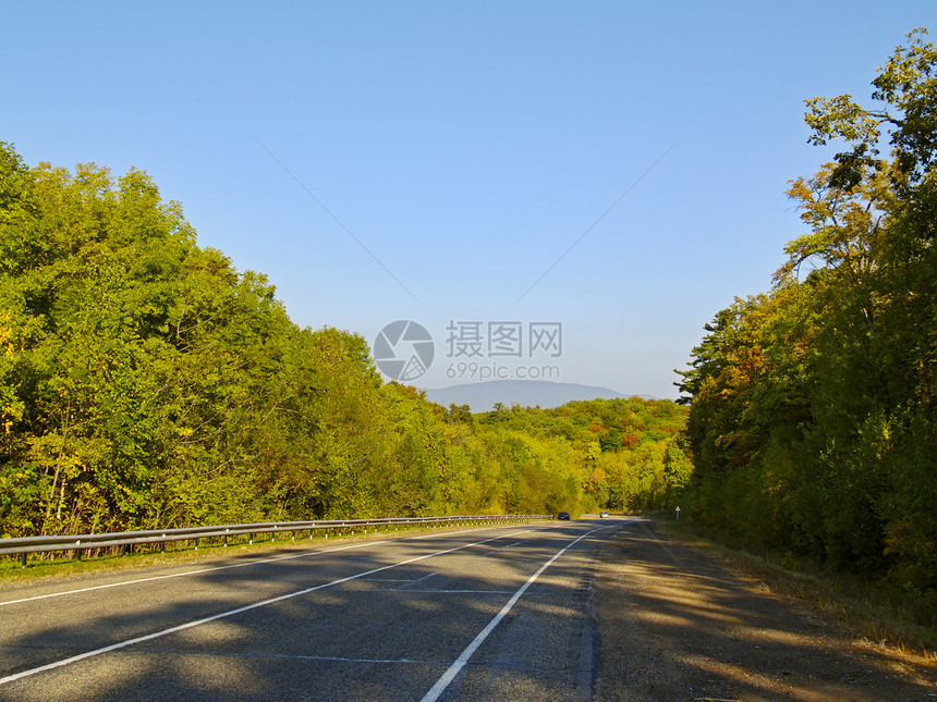 从路过路血统棕色天空黄色衬套沥青旅行蓝色爬坡绿色图片