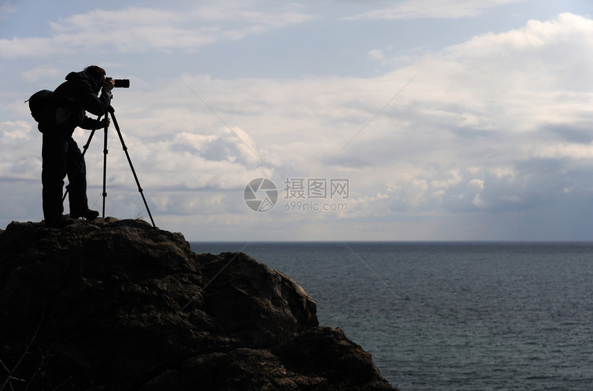 山上摄影师风景男性土地职业天空地平线成年人假期蓝色太阳图片