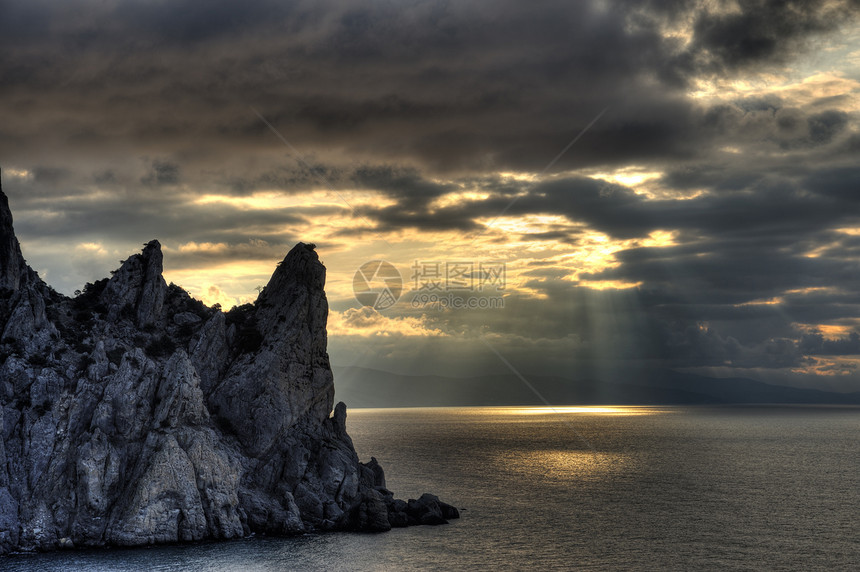 海在黎明时拍摄 长长的乌兰茄卵石海岸线海景巨石假期风暴阳光场景岩石边缘图片