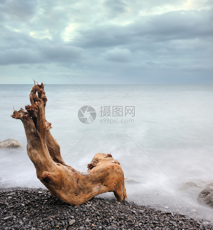 夜间的海水和木材石头地平线巨石边缘风景场景木头卵石海岸线海景图片