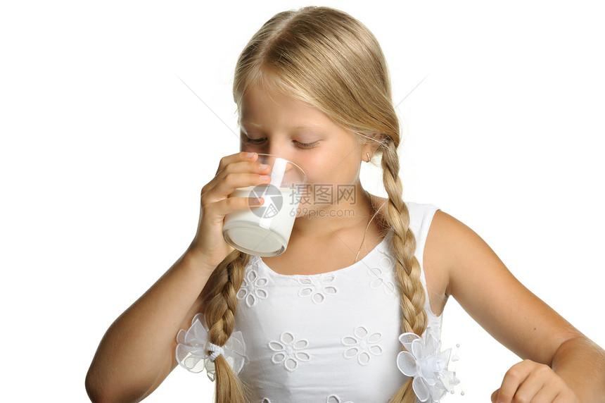 美女 喝牛奶的漂亮女孩牛奶快乐嘴唇孩子们孩子裙子辫子幸福女孩们棕褐色图片