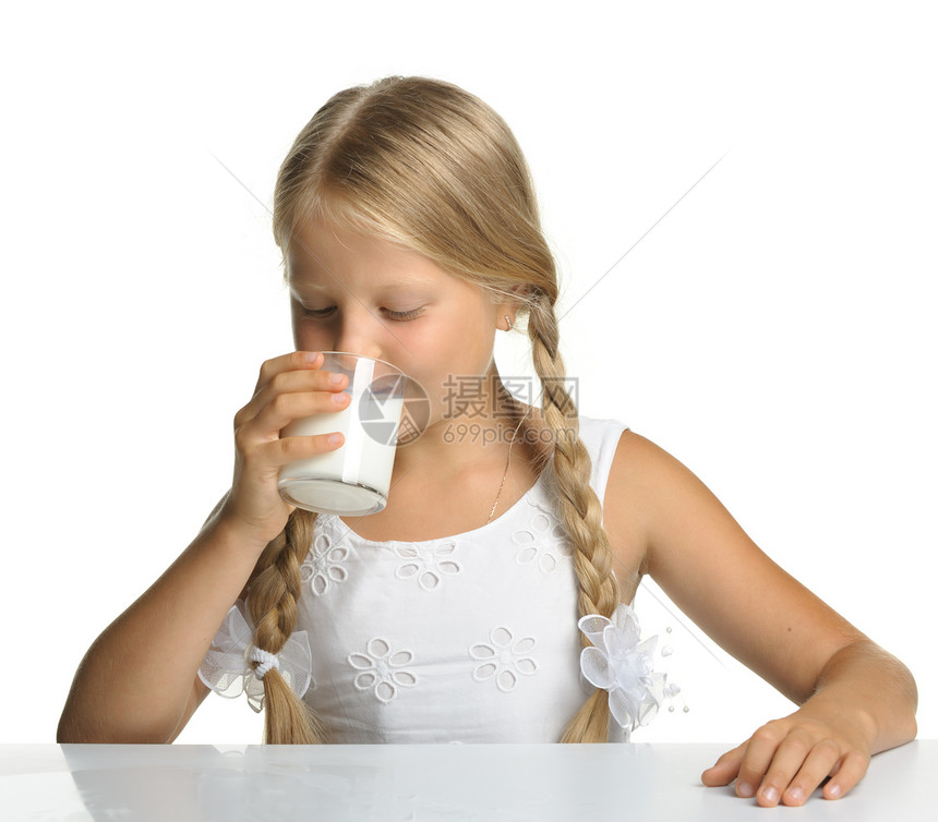 美女 喝牛奶的漂亮女孩牛奶裙子孩子孩子们女性享受幸福女孩们养分辫子图片