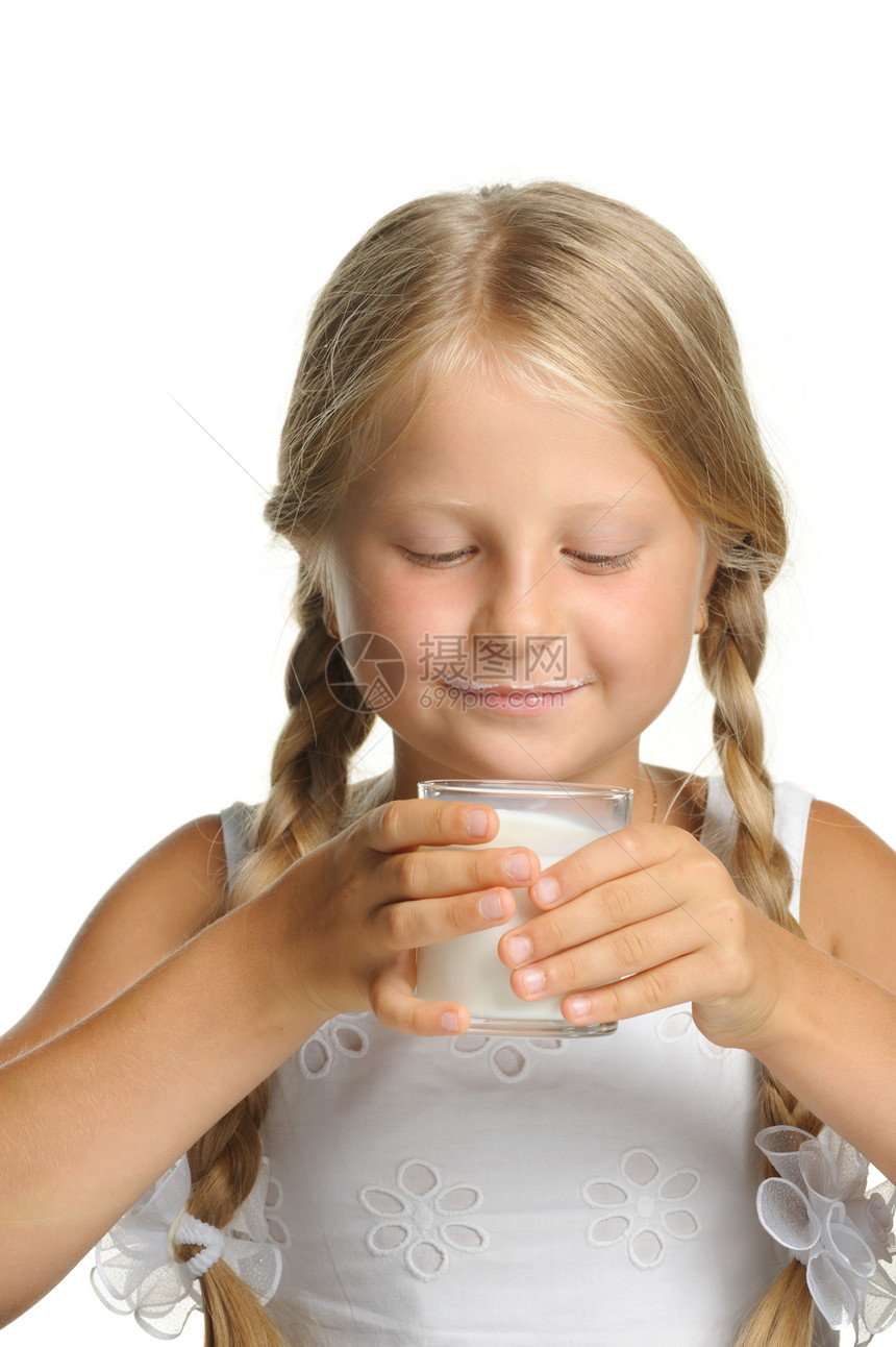 美女 喝牛奶的漂亮女孩食物孩子玻璃享受辫子快乐棕褐色养分女性牛奶图片