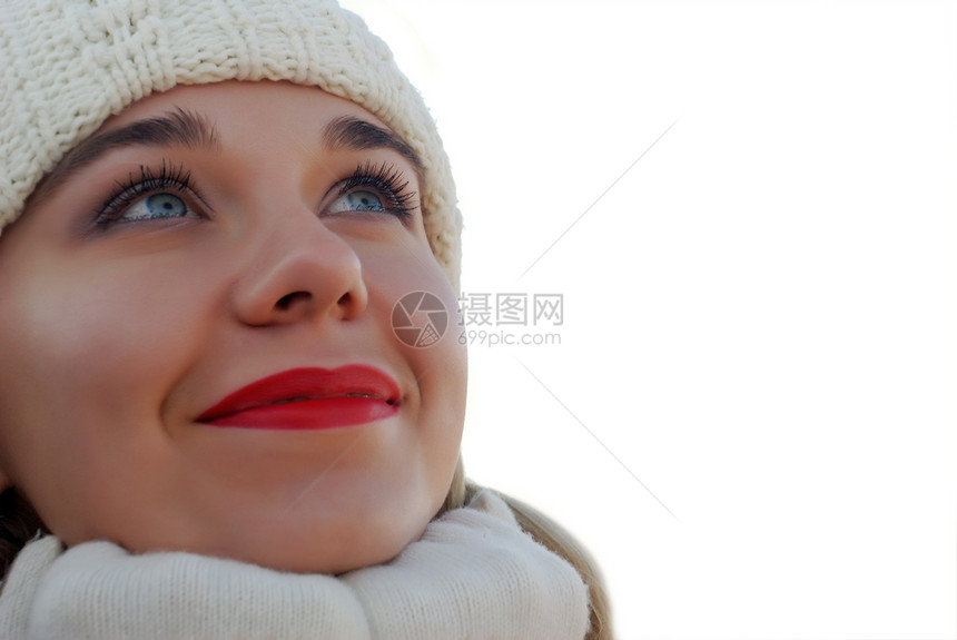 身着冬衣的女孩青年成人微笑喜悦蓝色季节幸福冒充帽子场景图片
