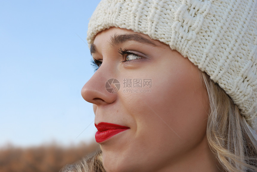 身着冬衣的女孩快乐闲暇天空微笑衣服季节青年喜悦自由成人图片