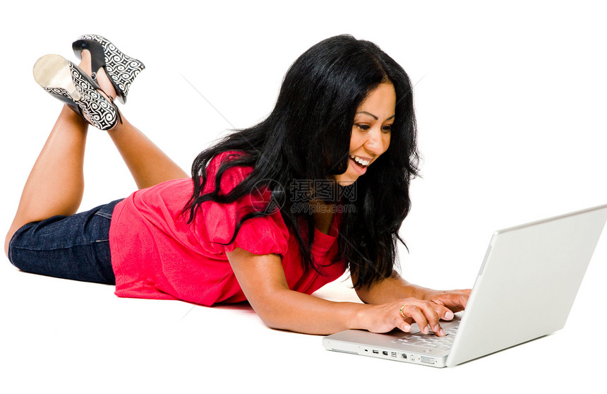 使用笔记本电脑的中成年妇女鞋类混血冲浪姿势电讯沟通说谎微笑机动性电子邮件图片