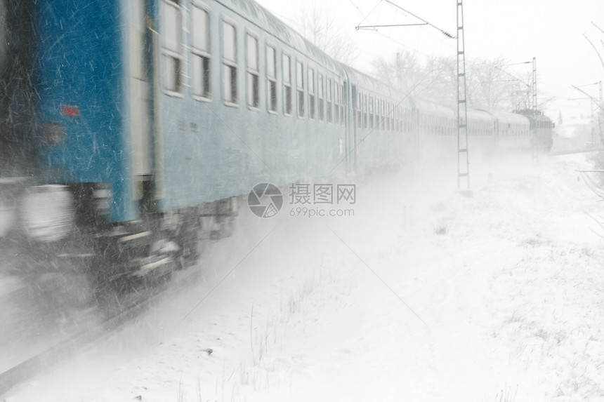 列火车民众工业风暴曲线乘客倒台天气运输暴风雪商业图片