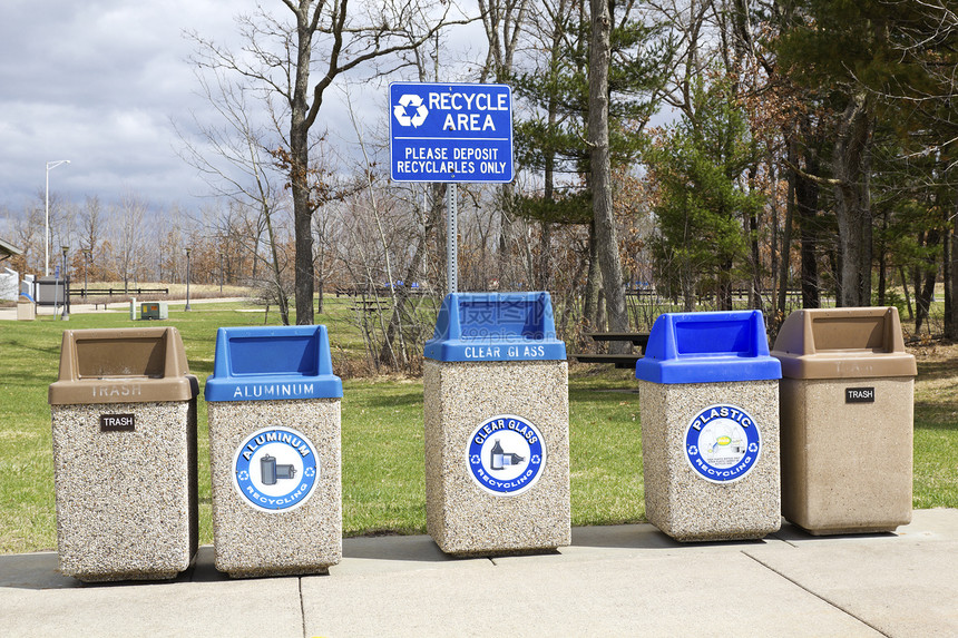回收区废料金属环境绿色垃圾蓝色垃圾桶公园材料图片