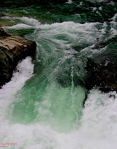 涌流的溪流瀑布涌流高清图片