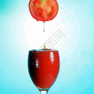喝番茄汁背景图片