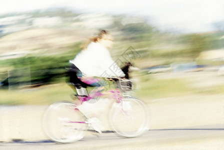 模糊的自行车背景图片