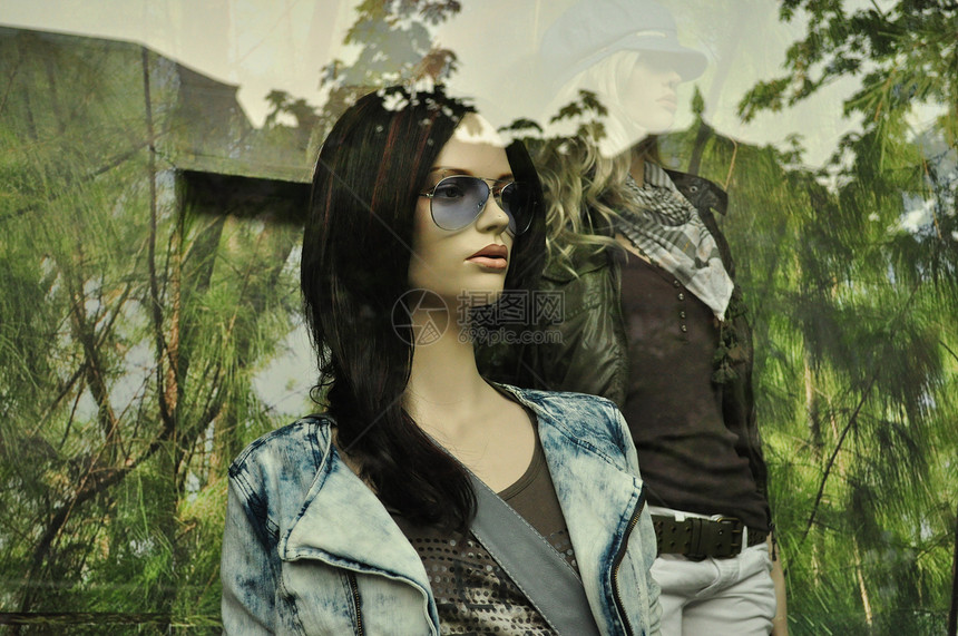 装扮的假人展示设计师精品销售塑料零售女性玻璃反射店铺图片