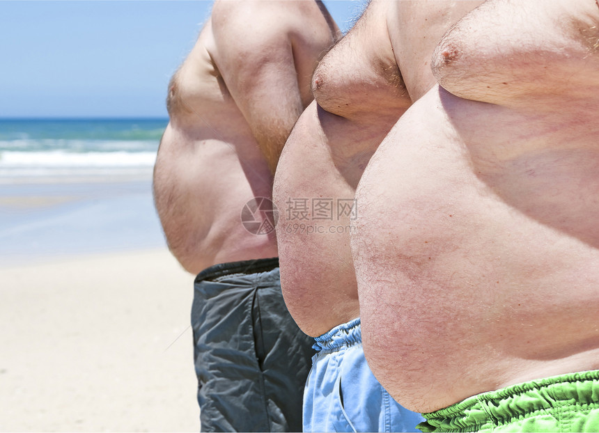 海滩上三个胖胖胖子近距离接近肚子腰部姿势啤酒腰围身体重量成人胸部组织图片