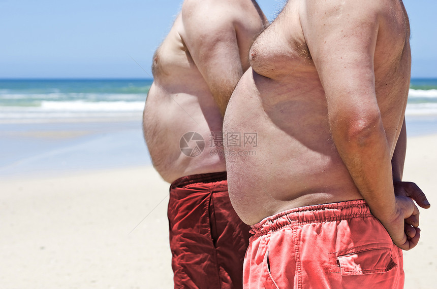 海滩上两个胖胖胖子相亲近肥胖姿势饮食成人测量胸部腰围白色尺寸肚子图片
