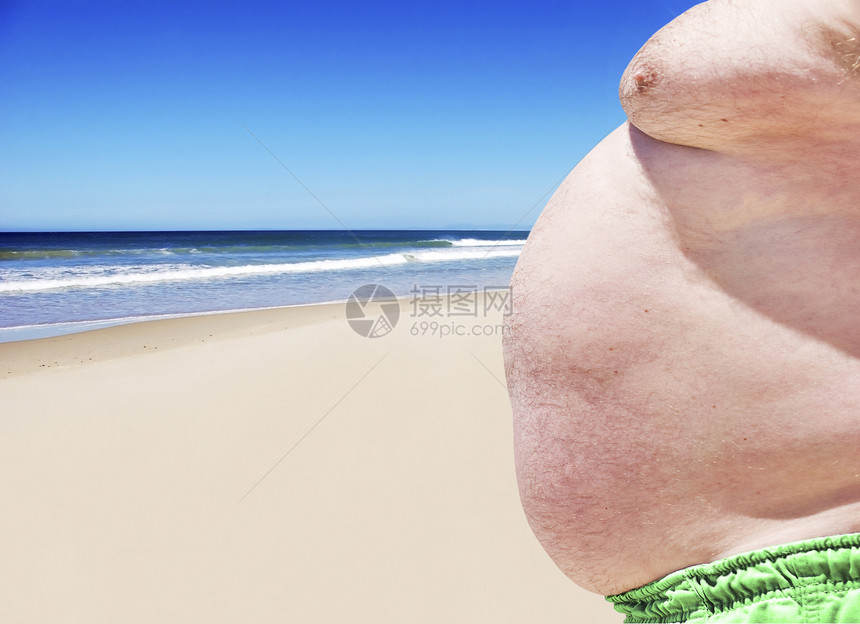 海滩上三个胖胖胖子近距离接近男人组织损失肚子圆形腰围重量疾病啤酒暴饮暴食图片