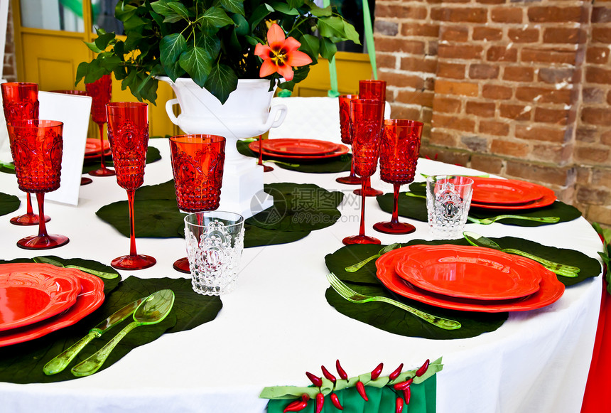 晚餐餐桌设置  意大利风格环境派对玻璃接待餐巾椅子用餐刀具宴会勺子图片