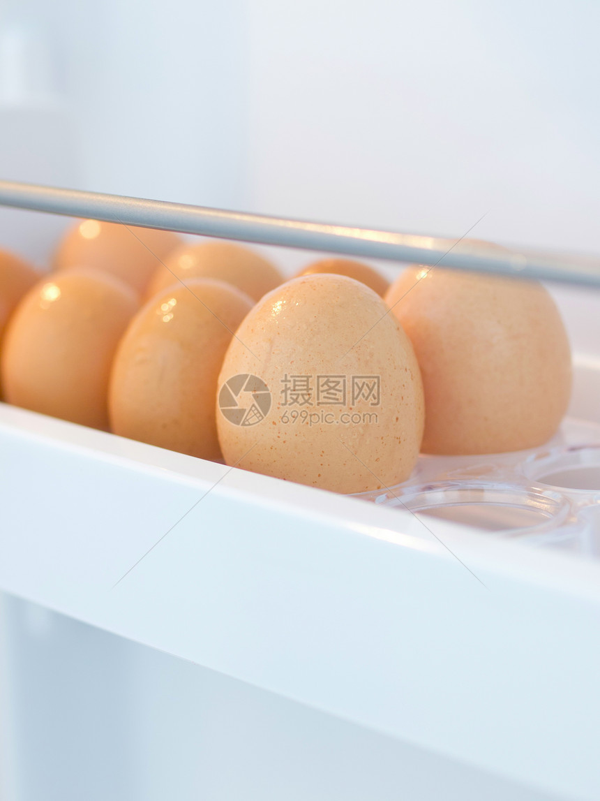 冰箱中的新鲜鸡蛋图片