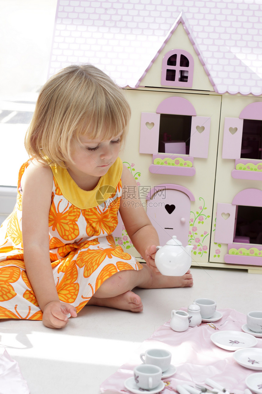 女孩与茶壶一起玩茶水会图片