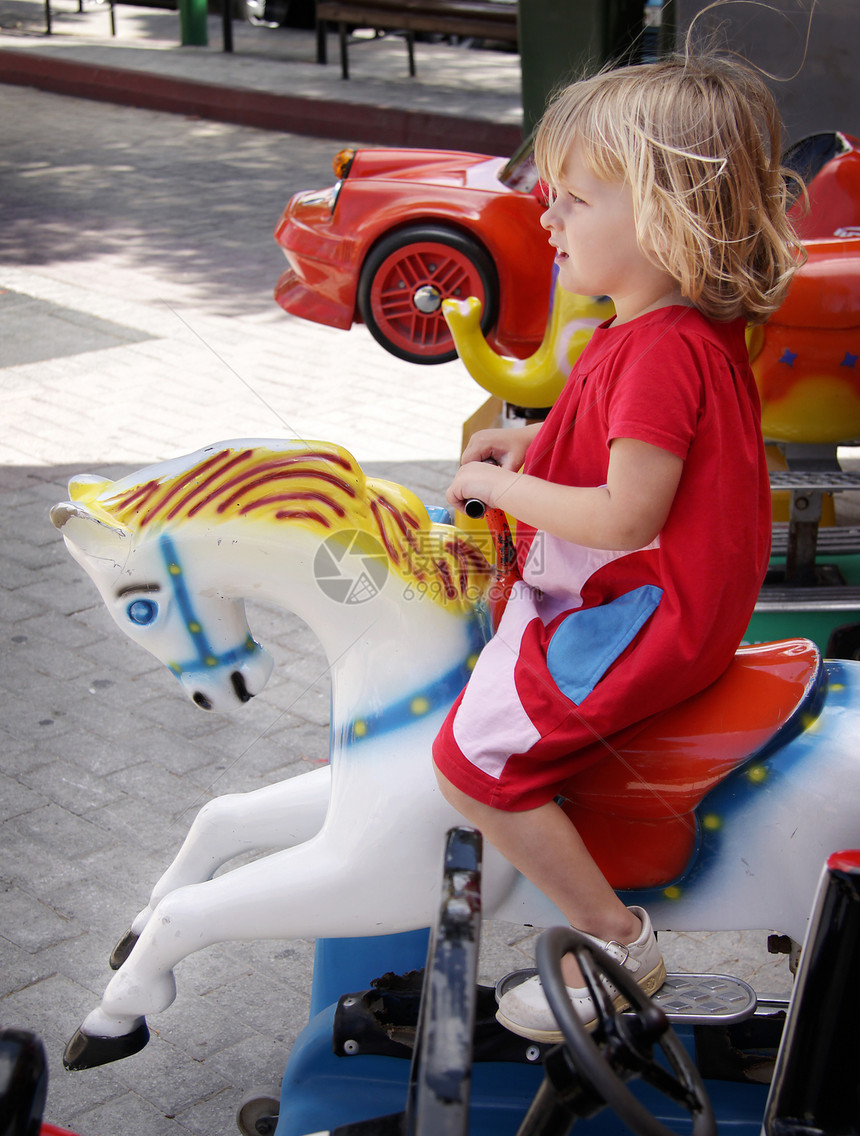 女孩骑着旋转马图片