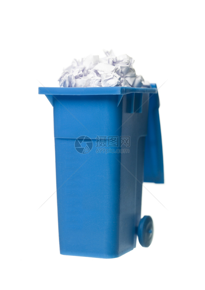 带纸张的回收桶白色摄影废物环境垃圾塑料垃圾桶蓝色回收站废纸图片