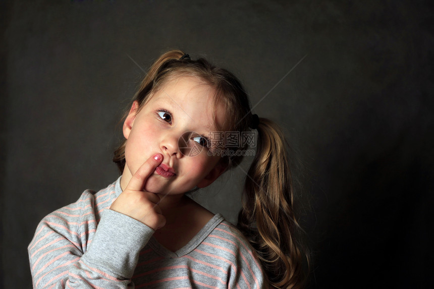 5岁女孩情绪化孩子情绪尖叫童年嘴唇情感图片