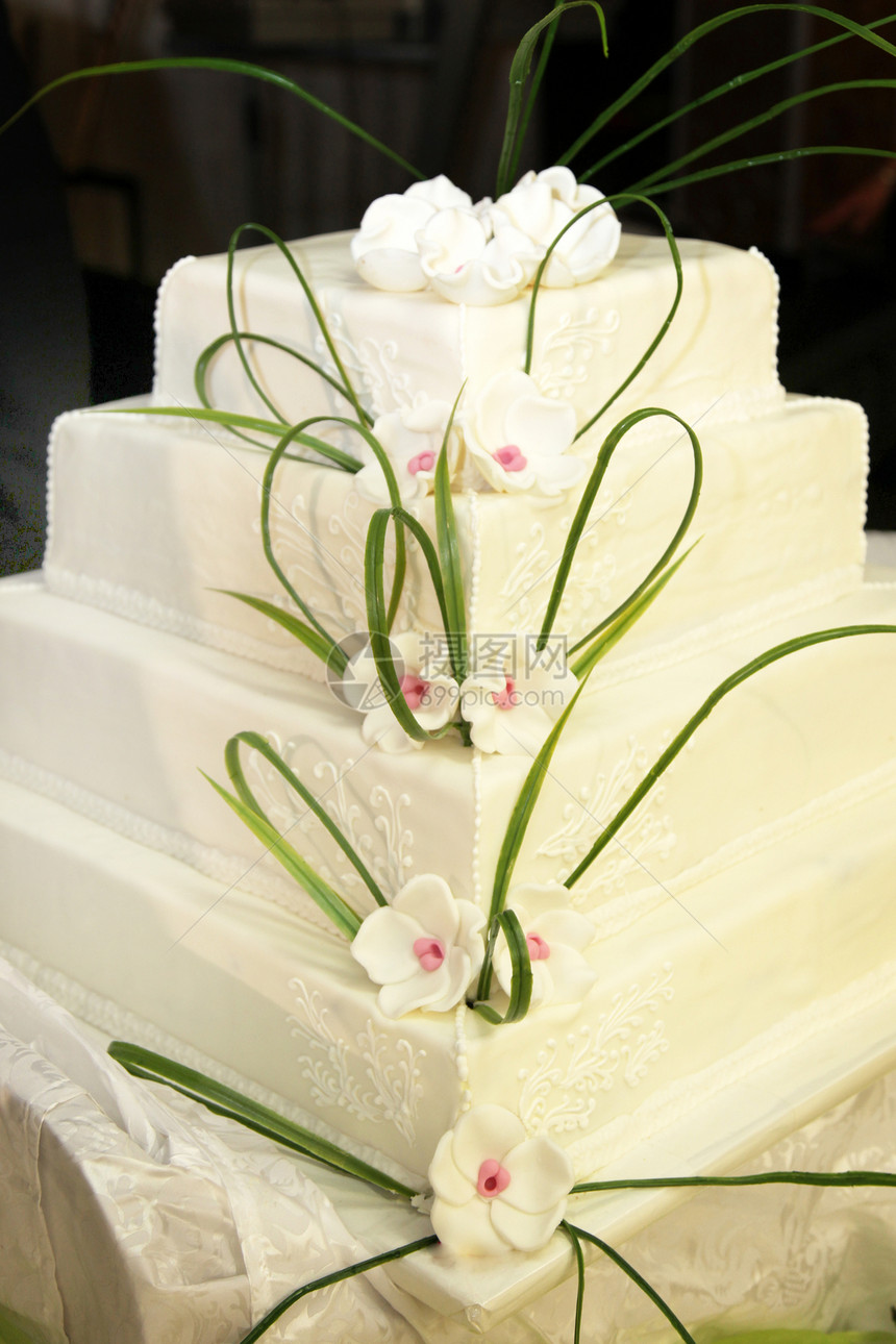 四层的结婚蛋糕或生日蛋糕图片