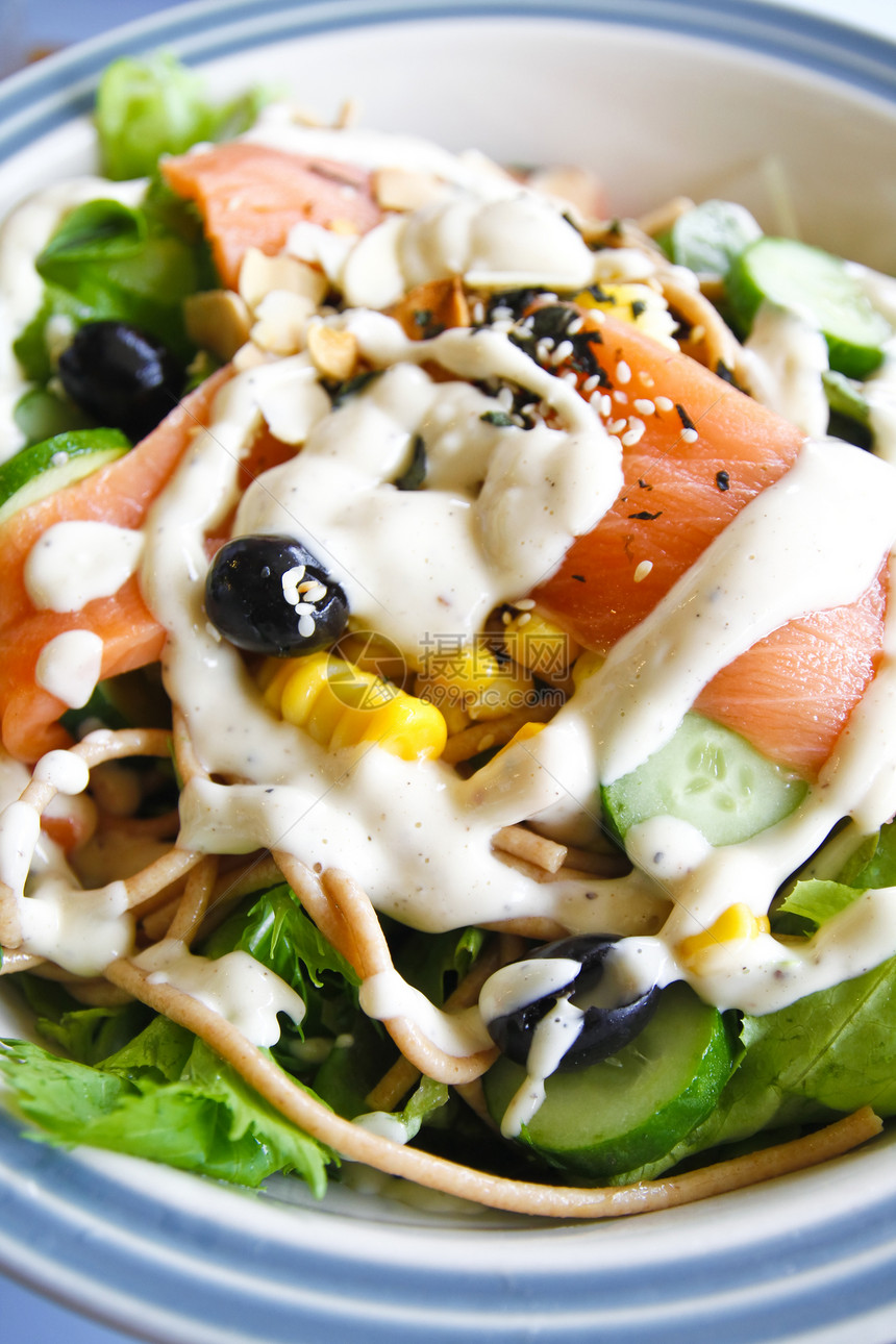 鲑鱼沙拉餐厅服务蔬菜宏观美食食物午餐饮食鱼片水煮图片