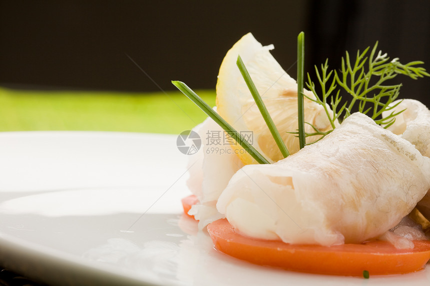 海底鱼卷番茄柠檬包裹火腿鱼片茴香食物寿司鲈鱼桌子盘子图片