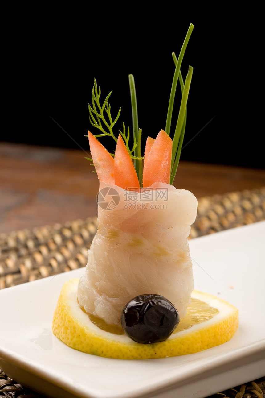 海底鱼卷番茄食物寿司柠檬包裹鲈鱼火腿桌子茴香盘子鱼片图片