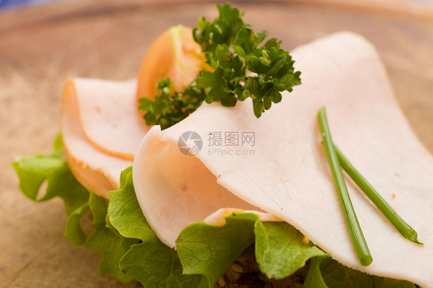 与土耳其的面包切片洋葱食物香草小麦小菜零食火腿沙拉谷物图片