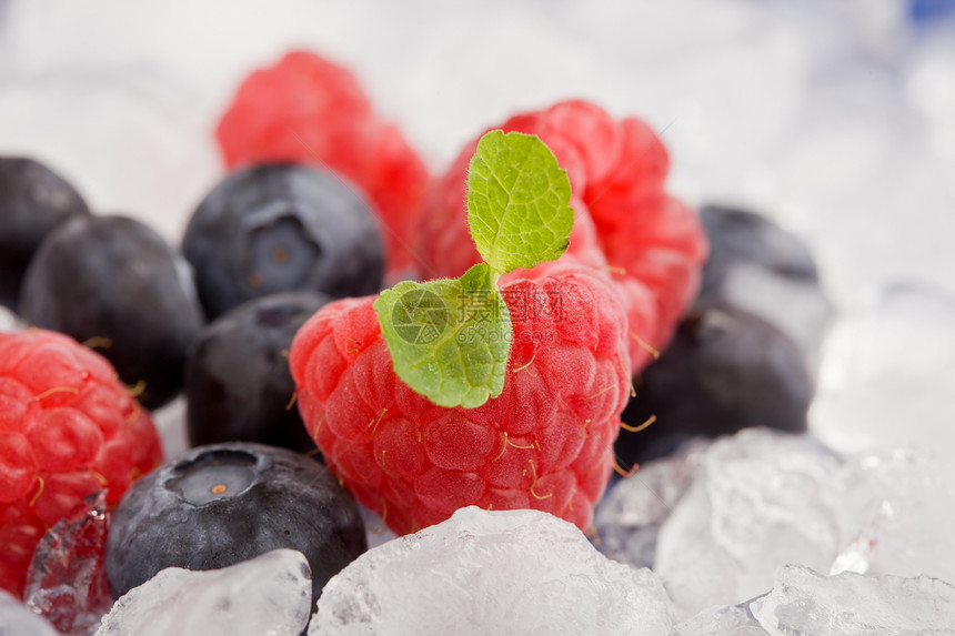 冰上的白兰地水果薄荷叶浆果图片