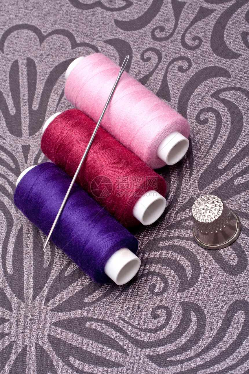 用针头和针头缝纫用的彩色线条材料棉布粉色宏观纺织品工作衣服裁缝线圈卷轴图片