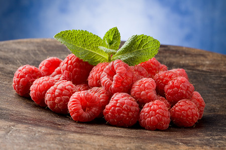 草莓食物水果薄荷素食木板背景图片