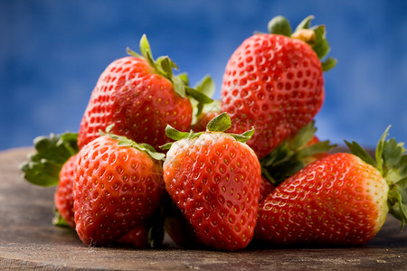 木制桌上的草莓水果甜点食品浆果食物营养桌子背景图片