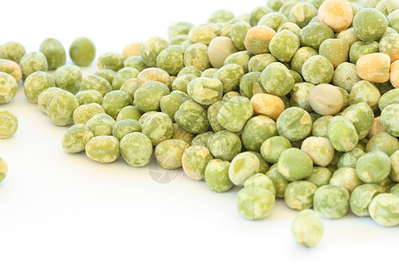 白色背景的干绿青豆绿色豆类食物背景图片