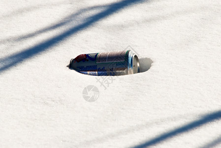 在雪上喝着酒的银行果汁包装产品液体啤酒饮料口渴背景图片