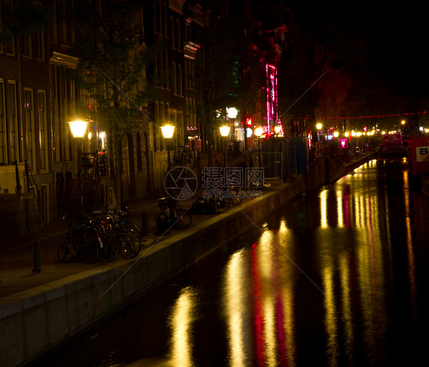 夜间阿姆斯特丹运河运河反射水平建筑学拱桥旅游教会船屋路灯旅行图片