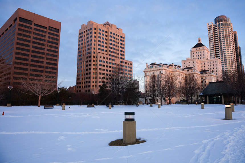 在密尔沃基市中心的冬天早上摩天大楼办公室天际公园旅行建筑日出图片