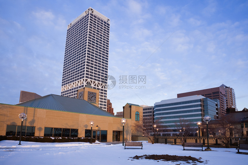 在密尔沃基市中心的冬天早上建筑公园旅行摩天大楼办公室天际日出图片