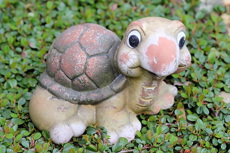 花园中的装饰性海龟雕像高清图片