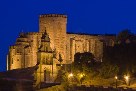 城堡  阿勒塞纳堡垒岩石避难所石头围墙顶峰背景图片
