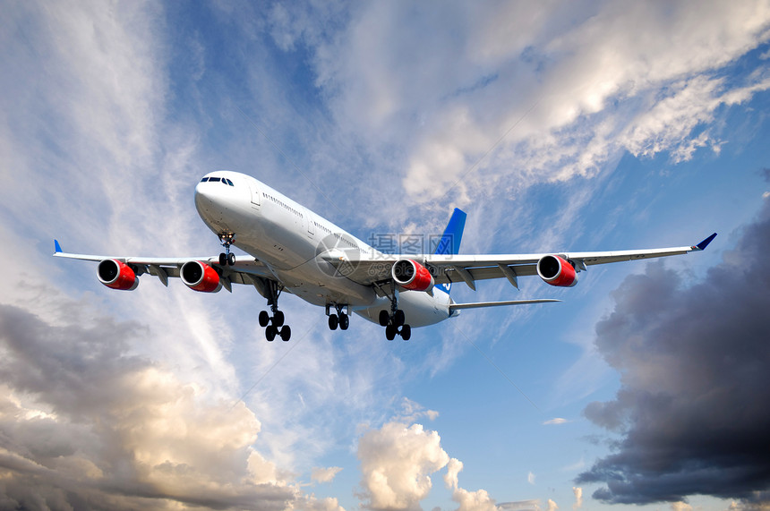 飞机和云运输货物喷射假期旅游湍流交通齿轮金属引擎图片