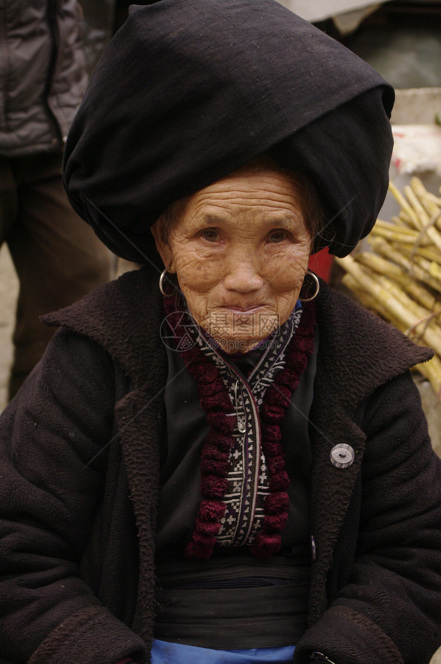 婆婆在新浩市场传统女性民间衬衫裤子女士山地黑色少数民族部落图片