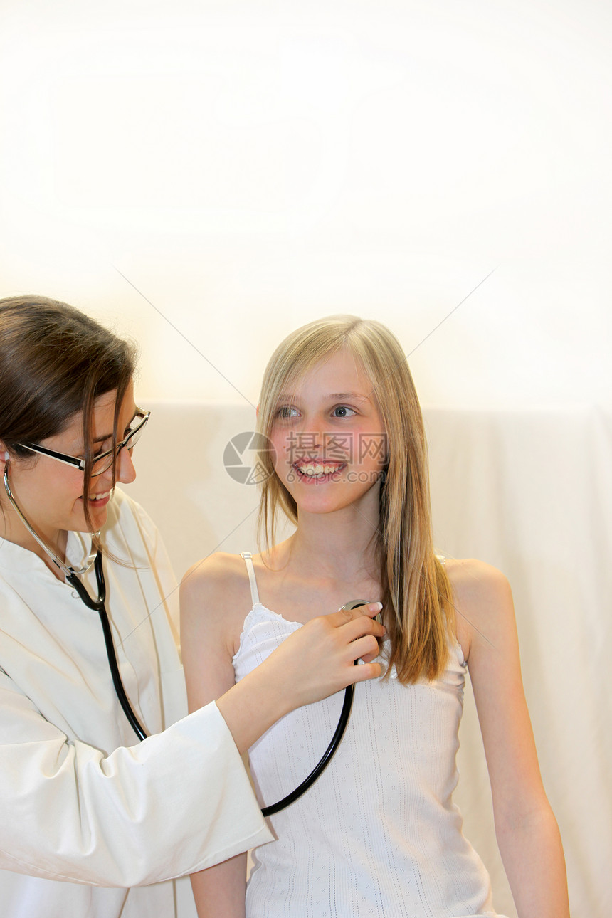 年轻医生或护士被检查的笑笑女孩图片