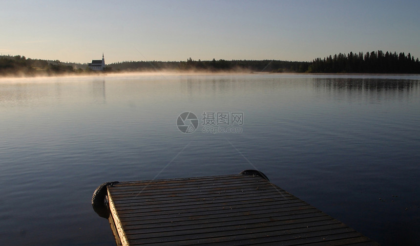 上午在萨斯喀彻温北部林克斯湖上空喷雾场景风景树木荒野旅行水平薄雾松树码头反思图片