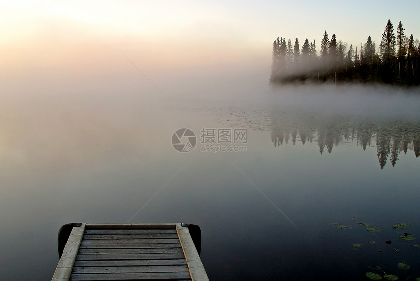 上午在萨斯喀彻温北部林克斯湖上空喷雾旅行睡莲场景水平反射风景码头荒野旅游图片