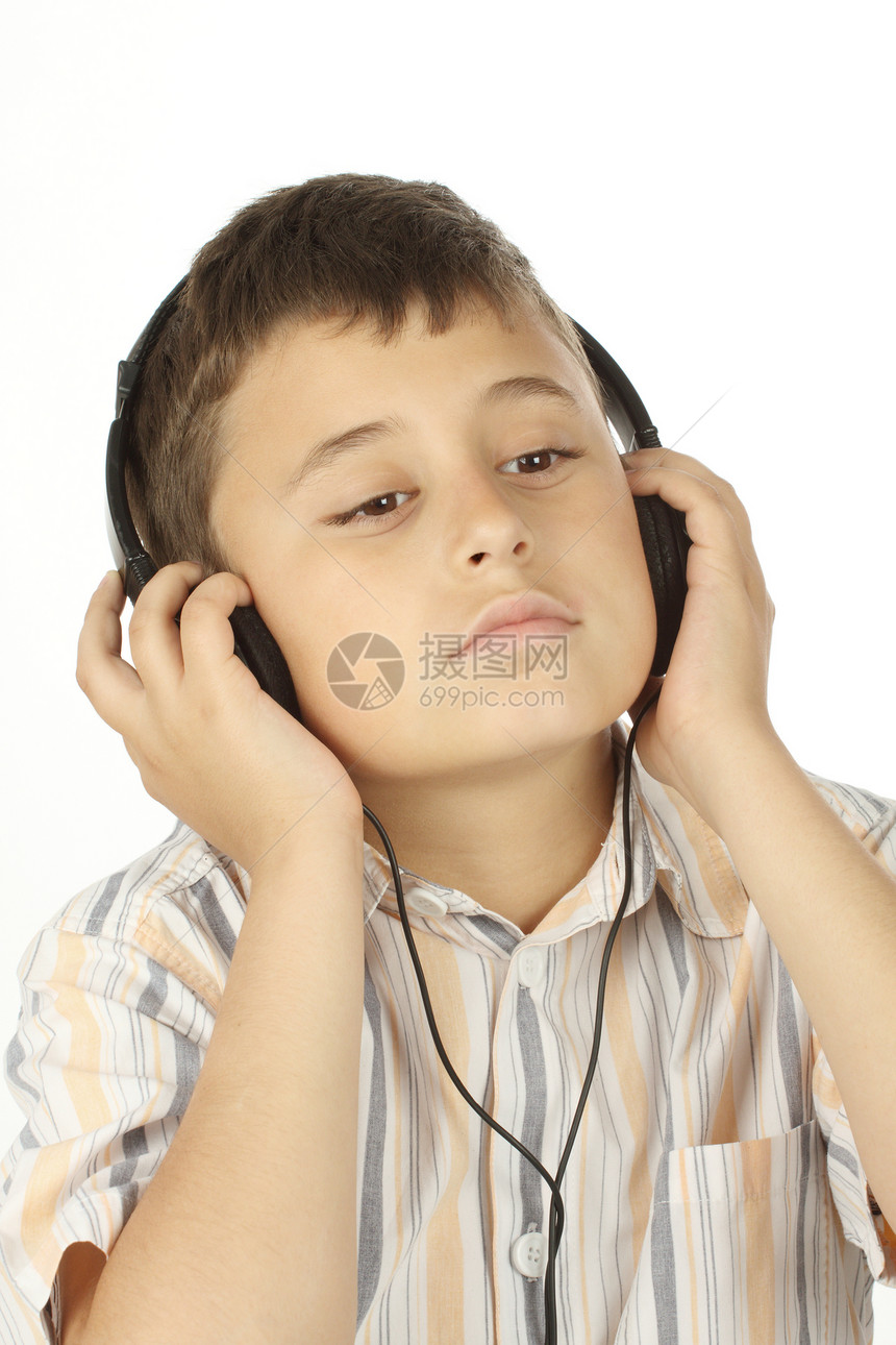 有耳机的男孩听音乐图片