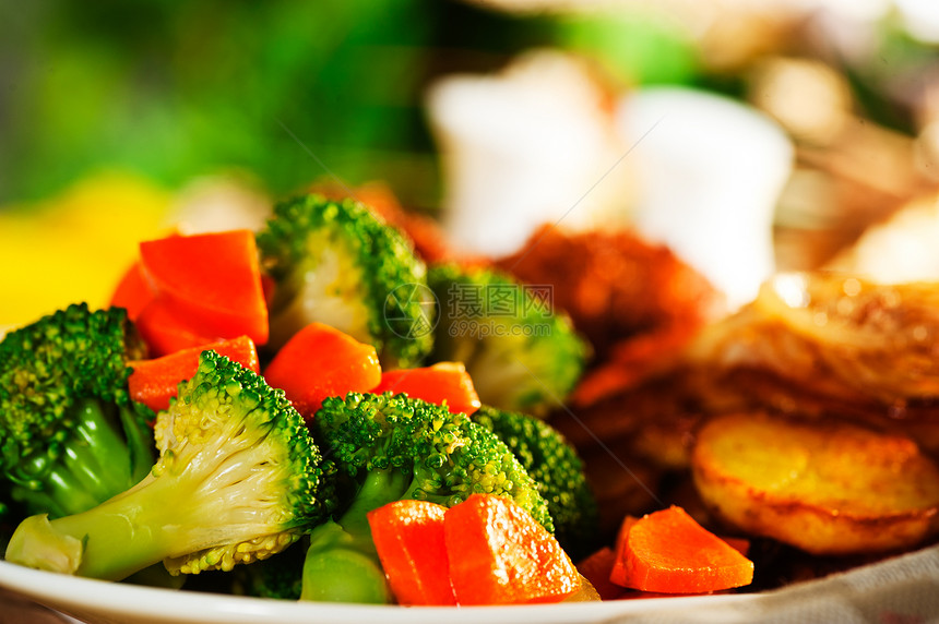 炒土豆花椰菜胡萝卜和烤鸡餐厅厨房课程土豆桌子营养盘子美食橙子饮食图片
