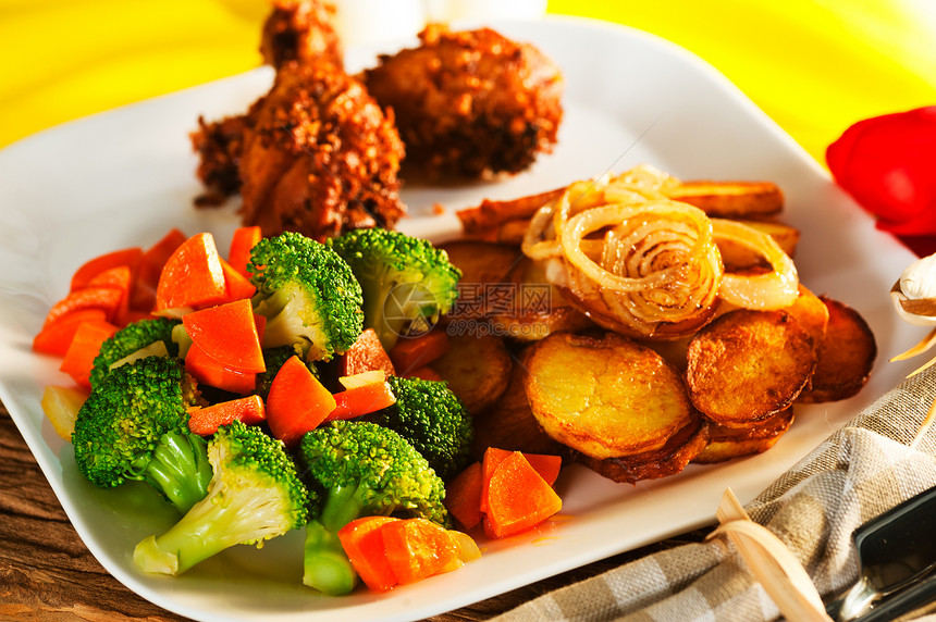 炒土豆花椰菜胡萝卜和烤鸡课程营养餐厅饮食土豆蔬菜橙子桌子食物厨房图片