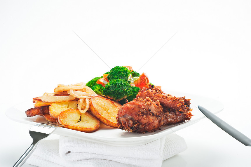 炒土豆花椰菜胡萝卜和烤鸡菜单油炸美食营养厨房餐厅盘子饮食桌子蔬菜图片